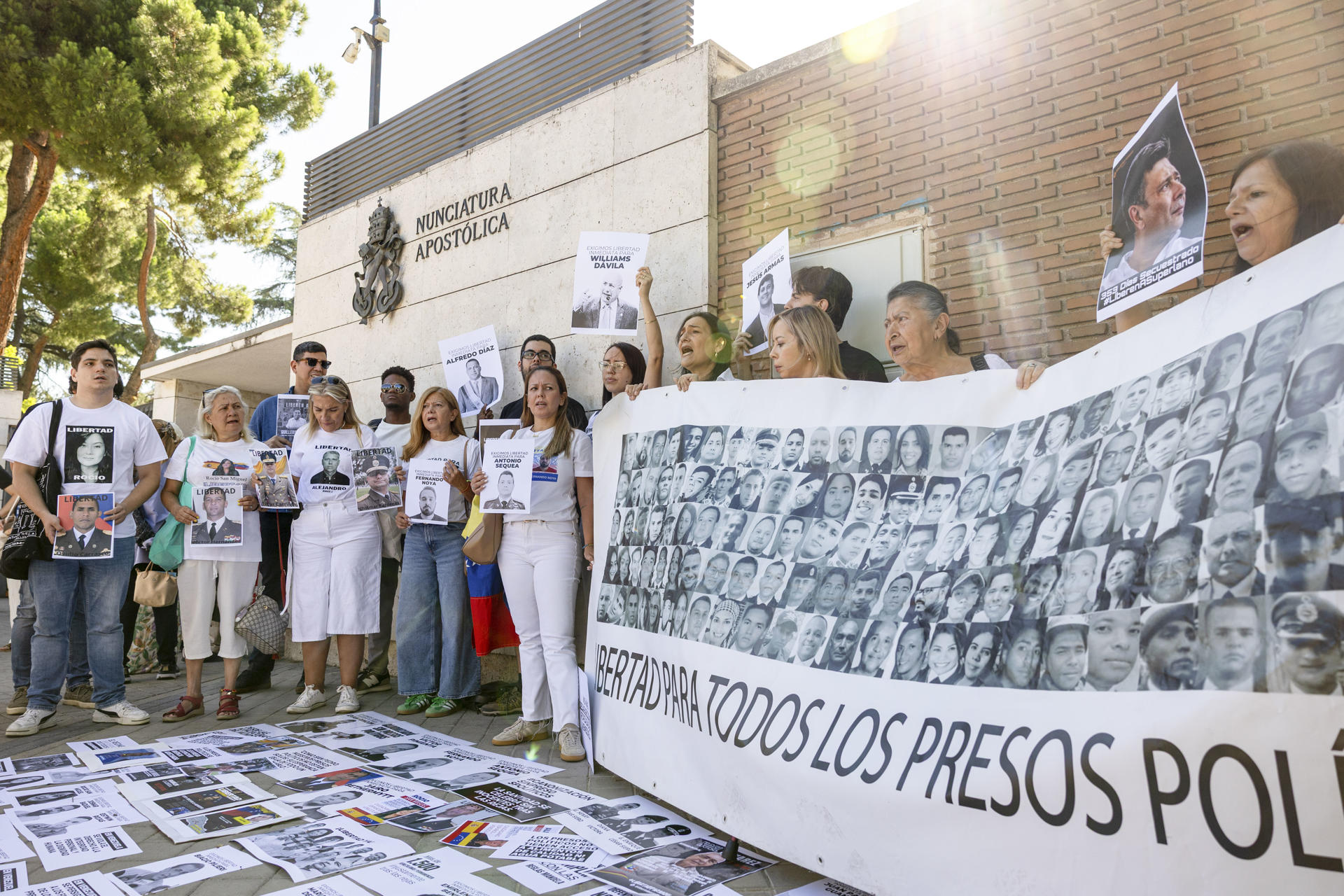 Fotografía de archivo de una protesta de activistas convocada por el Comité de Familiares y Amigos por la Libertad de los Presos Políticos en Venezuela, en Madrid (España). EFE/Daniel González