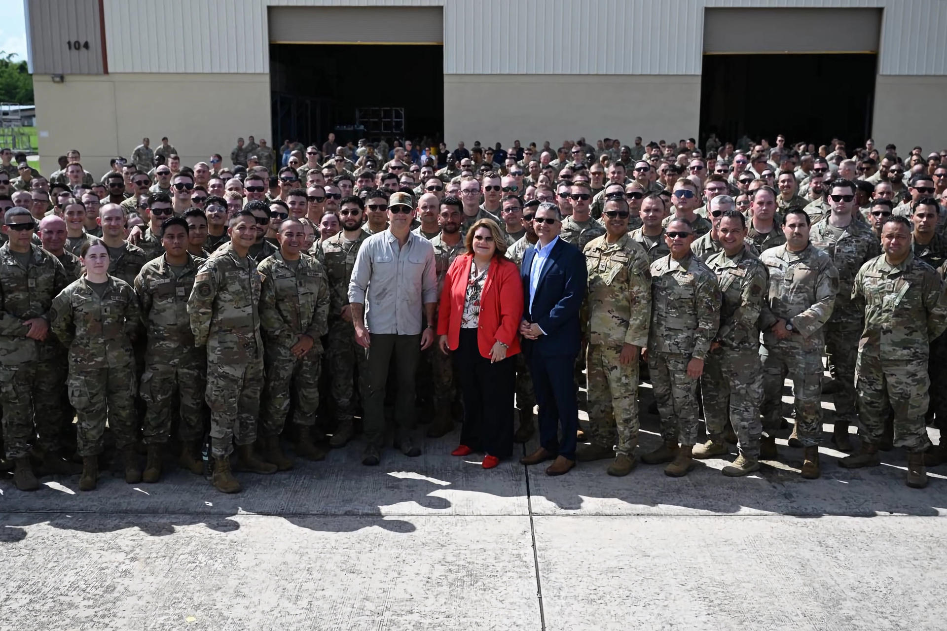 Fotografía cedida por la Gobernación de Puerto Rico de la gobernadora, Jenniffer González (c), y el secretario de Guerra de Estados Unidos, Pete Hegseth (c-i), posando con militares en la Base Aérea Muñiz este lunes, en el municipio de Carolina (Puerto Rico). EFE/ Gobernación de Puerto Rico /