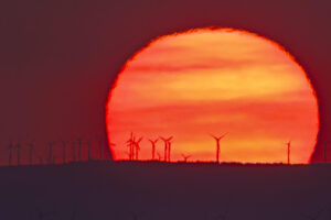 Vista del atardecer en Zaragoza durante una día de la ola de calor de ete verano. EFE/ Javier Belver