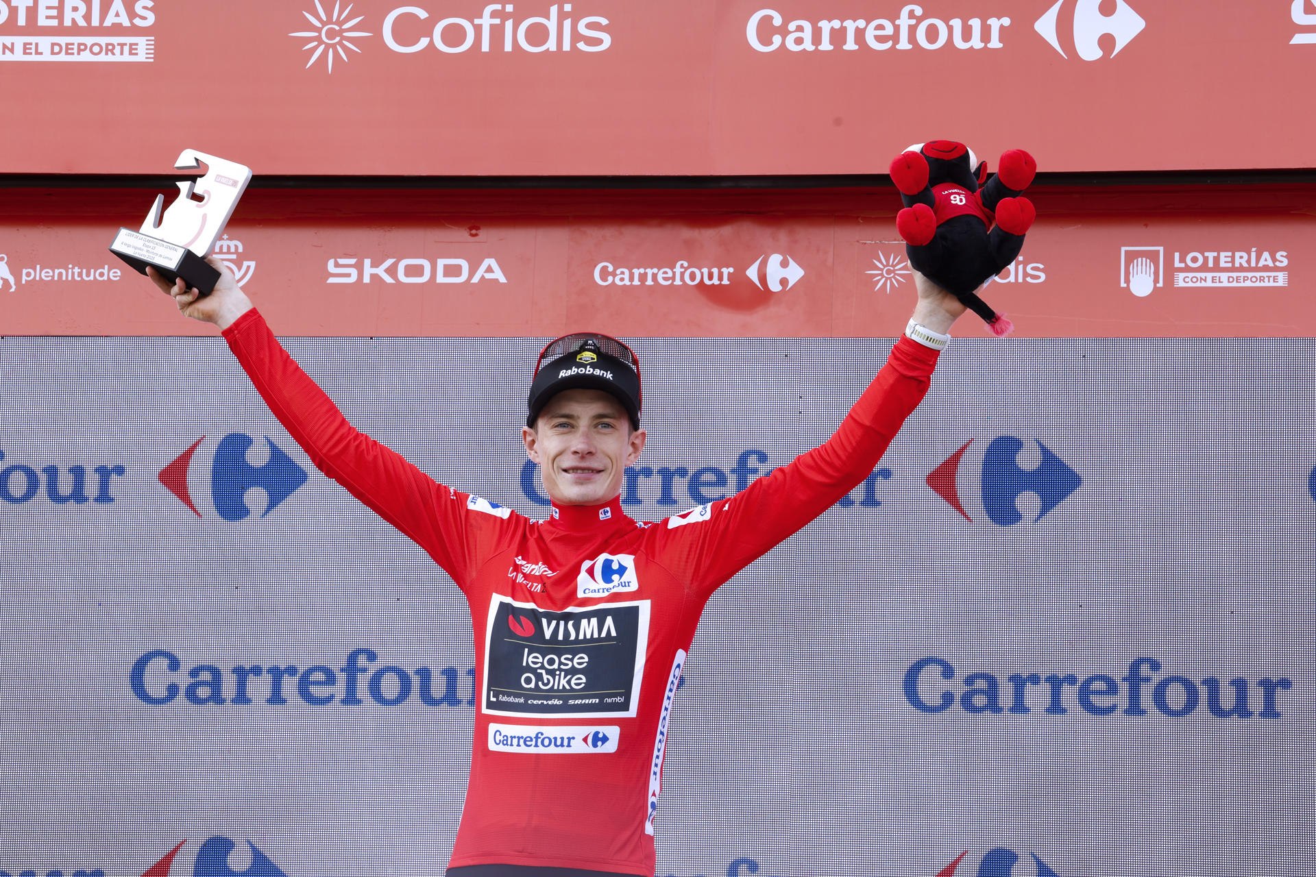 El ciclista danés Jonas Vingegaard, del equipo Team Visma-Lease a Bike, con el maillot de líder de la general en el podio tras la decimoquinta etapa de la Vuelta ciclista a España disputada este domingo entre Vegadeo (Asturias) y Monforte de Lemos (Lugo) sobre un recorrido de 167,8 kilómetros. EFE/ Javier Lizón