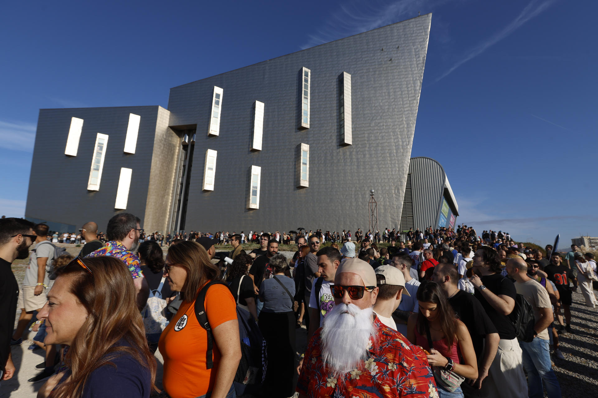 Miles de personas hacen cola para entrar a la comic-con, este sábado, en Málaga. EFE/Jorge Zapata