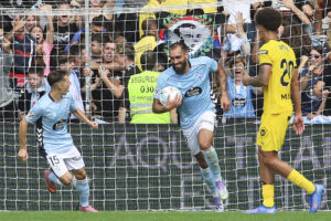 Borja Iglesias, del Celta de Vigo, celebra marcar de penalti contra el Girona, durante el partido de la cuarta jornada de LaLiga disputado este domingo en el estadio de Balaidos de Vigo. EFE/Salvador Sas