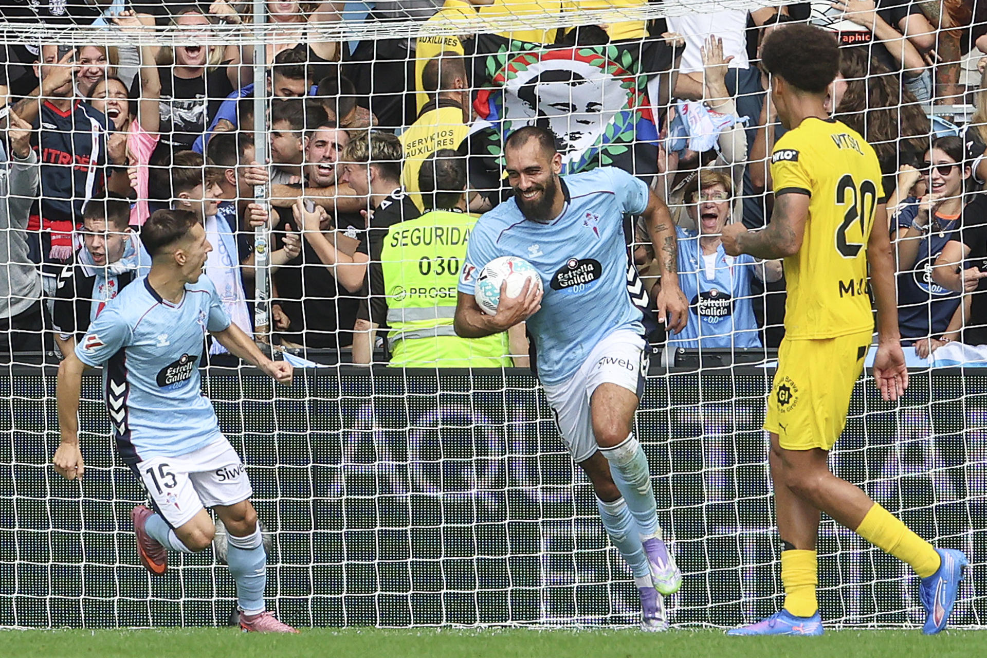 Borja Iglesias, del Celta de Vigo, celebra marcar de penalti contra el Girona, durante el partido de la cuarta jornada de LaLiga disputado este domingo en el estadio de Balaidos de Vigo. EFE/Salvador Sas
