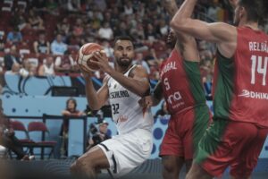 Diez buenos minutos, los del último cuarto, fueron suficientes para que Alemania derrotara de manera contundente a Portugal por 85-58, un resultado engañoso que no hace justicia con lo que se vio durante la media hora inicial, en la que los germanos sufrieron mucho más de lo previsto. EFE/EPA/VALDA KALNINA
