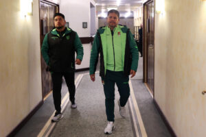 El seleccionador de Bolivia, Óscar Villegas (c), llega a una rueda de prensa en La Paz (Bolivia). EFE/Luis Gandarillas