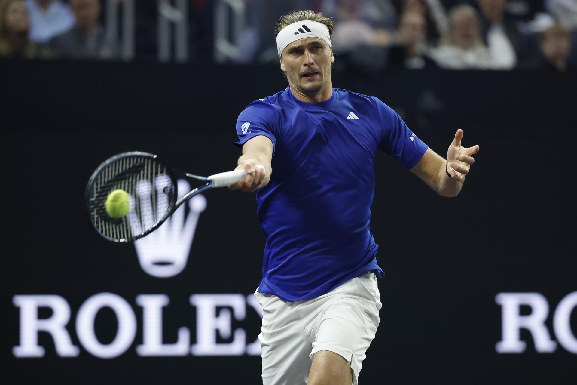 El alemán Alexander Zverev cayó este sábado ante el australiano Alex De Miñaur por 6-1 y 6-4 y la Copa Laver de San Francisco (Estados Unidos) entre el Resto del Mundo y Europa quedó empatada 3-3. EFE/EPA/JOHN G. MABANGLO