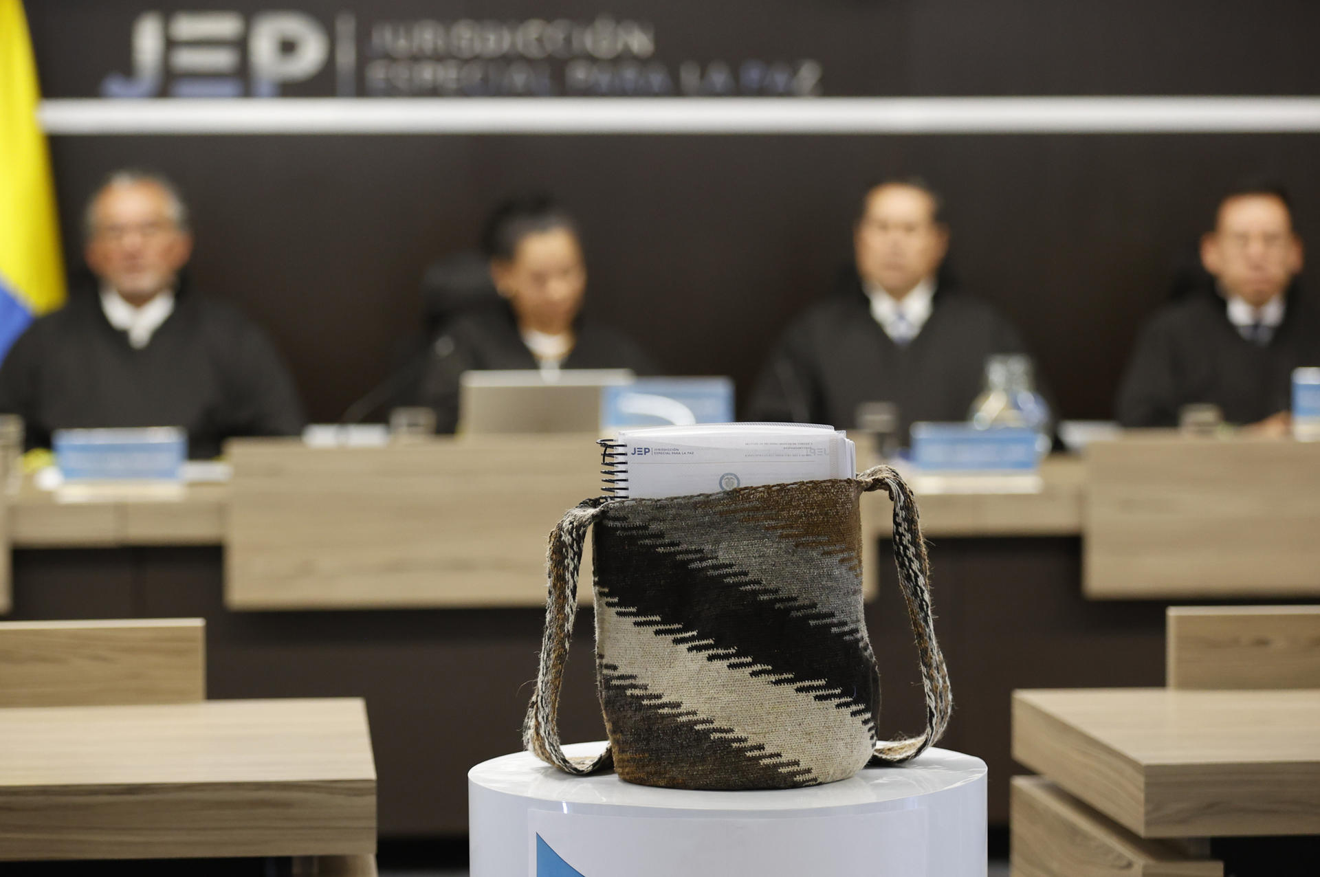 Detalle de una mochila kankuama con el documento de la primera sentencia por asesinatos y desapariciones forzadas presentadas como bajas en combate en la Costa Caribe por el Batallón ‘La Popa’, el pasado 18 de septiembre, durante una audiencia de la Jurisdicción Especial para la Paz (JEP), en Bogotá (Colombia). EFE/Mauricio Dueñas