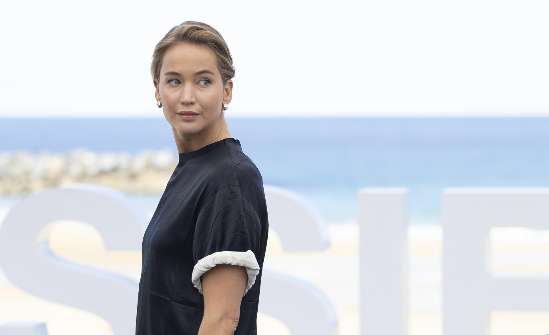 La actriz Jennifer Lawrence posa este viernes en el 73 Festival Internacional de Cine de San Sebastián, donde esta noche recibirá el Premio Donostia. EFE/ Javier Etxezarreta