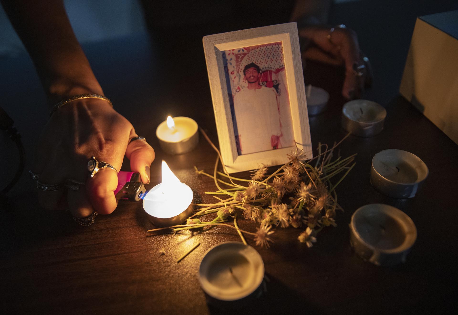 Imagen de archivo tomada el 26 de abril de 2023 en Singapur que muestra cómo un activista enciende velas por Tangaraju Suppiah, condenado a muerte y ejecutado, durante una vigilia en su honor. EFE/HOW HWEE YOUNG