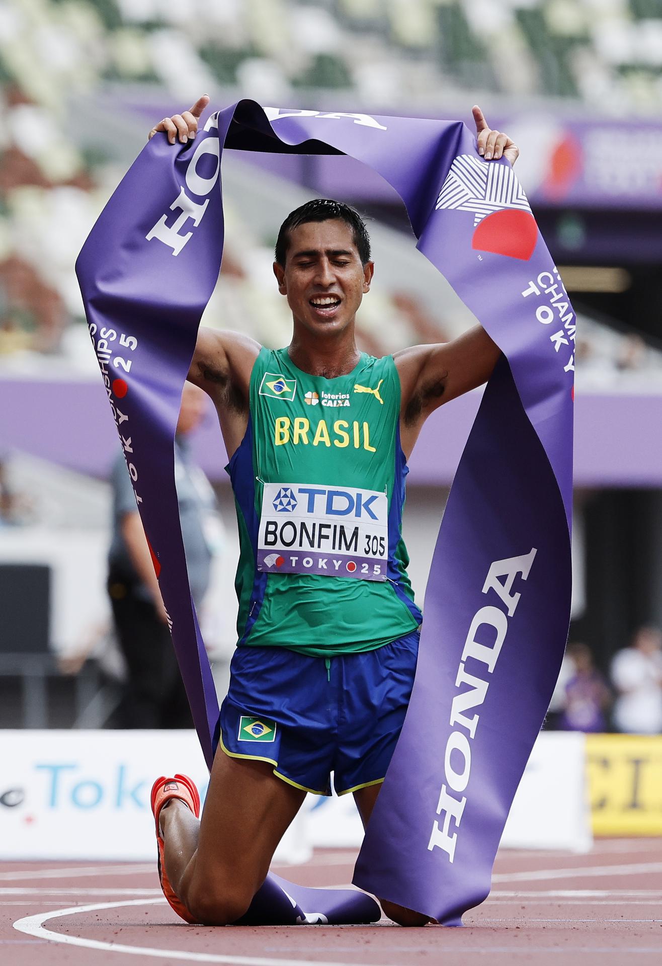 El brasileño Caio Bonfim se proclamó este sábado campeón del mundo de 20 kilómetros marcha en Tokio. EFE/EPA/FRANCK ROBICHON