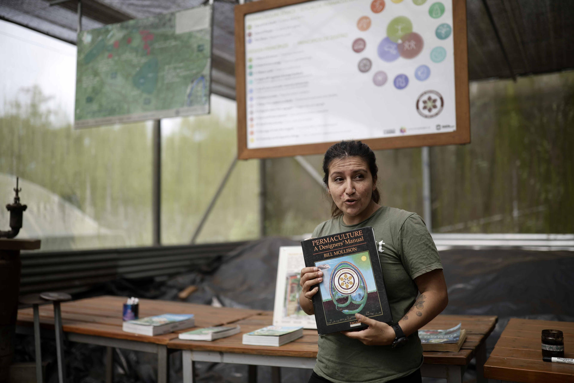 Cris Rojas, guía de permacultura de la Reserva Natural Valle Escondido, fue captada el pasado 30 de agosto, durante una entrevista con EFE, en Monteverde (Costa Rica). EFE/Jeffrey Arguedas