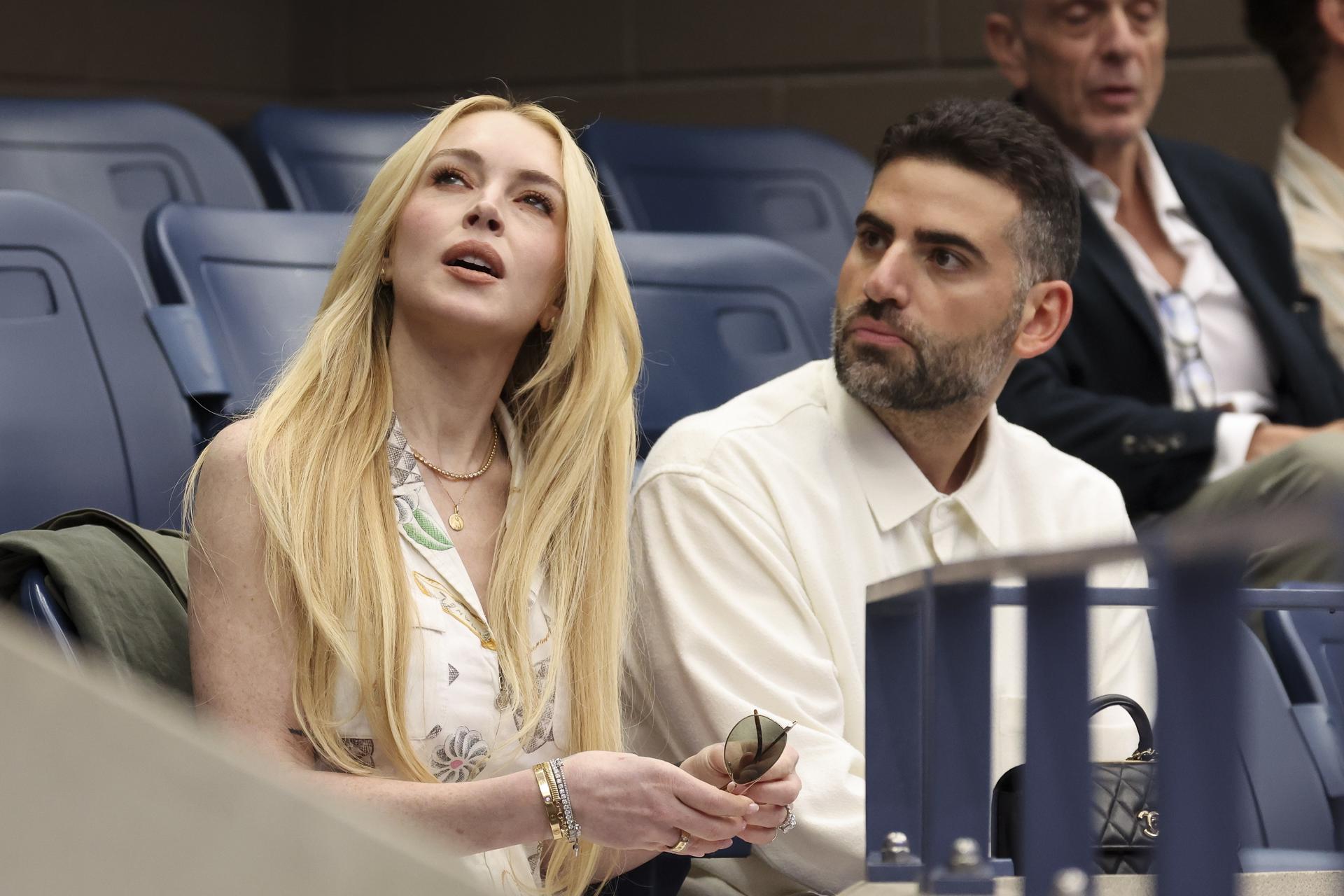 La actriz estadounidense Lindsay Lohan (i) y su esposo, Bader Shammas, fueron captados este domingo, 7 de septiembre, durante la final masculina del Abierto de Tenis de Estados Unidos, en el estadio Arthur Ashe, en Flushing Meadows (Nueva York, EE.UU.). EFE/Sarah Yenesel