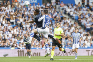 El delantero francés del Real Madrid, Kylian Mbappé, y el defensa de la Real Sociedad Zubeldia durante el partido de la jornada 4 de La Liga EA Sports este sábado en el estadio Municipal de Anoeta en San Senastián.- EFE/ Juan Herrero