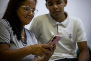 Personas usan la aplicación 'Venezolario' en un celular este 10 de septiembre de 2025, en Caracas (Venezuela). EFE/ Ronald Peña R