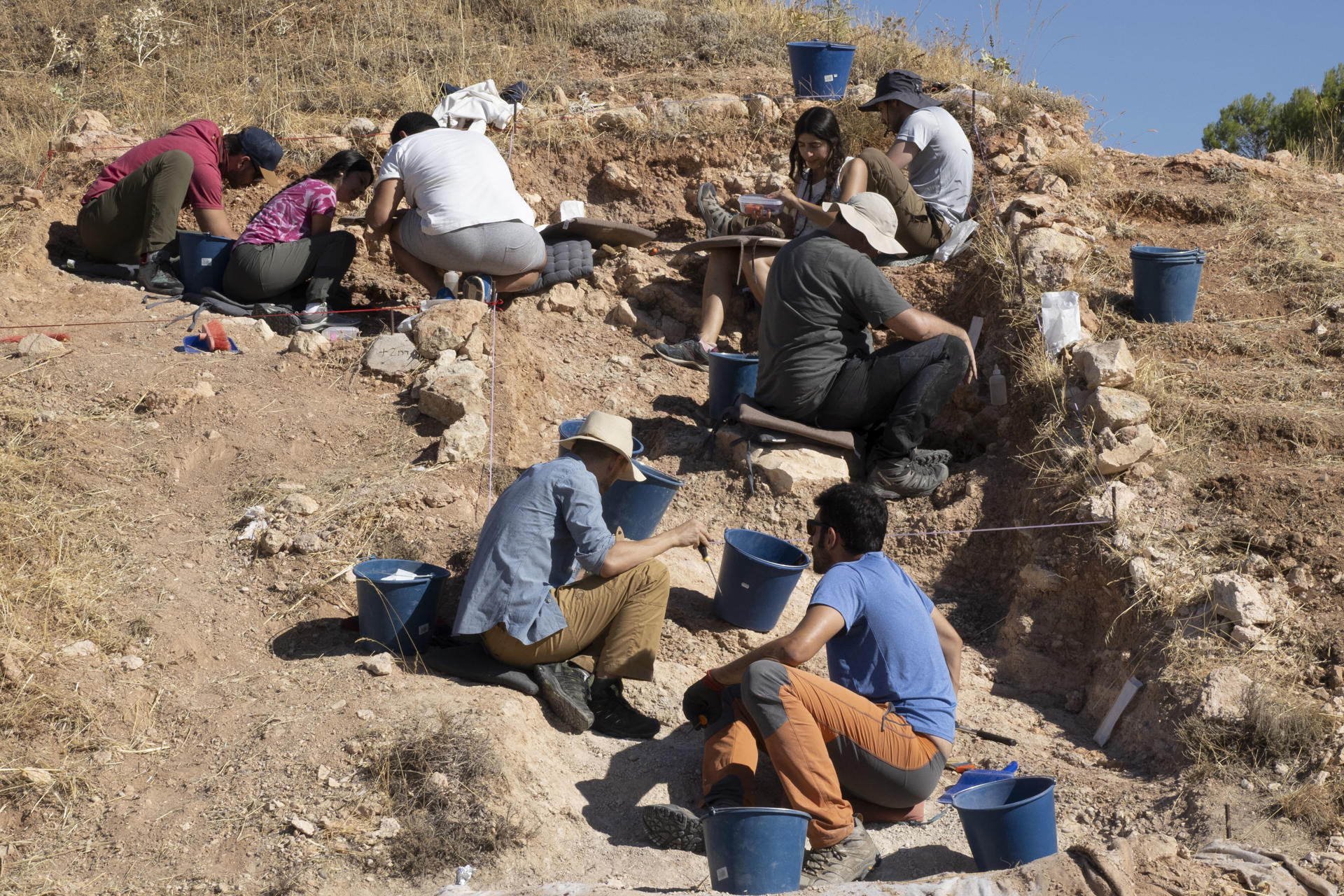 CUENCA, 06/09/2025.- Un equipo internacional de investigadores busca recuperar fósiles de animales carnívoros de hace 30 millones de años en dos yacimientos de la provincia de Cuenca. EFE/ Álvaro Del Olmo