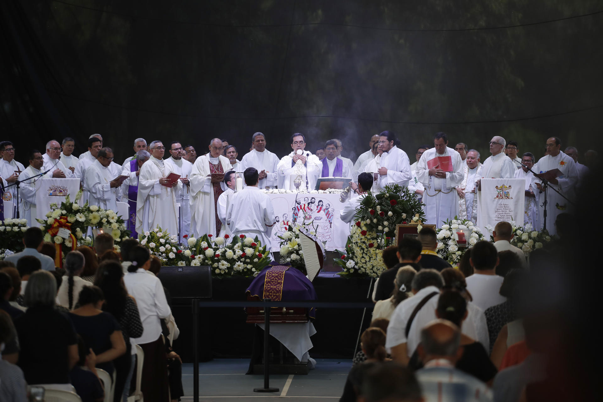 El arzobispo de San Salvador, José Luis Escobar (c), preside la misa exequial en honor al sacerdote hispano-salvadoreño José María Tojeira durante su funeral este jueves, en la Universidad Centroamericana (UCA), en Antiguo Cuscatlán (El Salvador). EFE/ Rodrigo Sura
