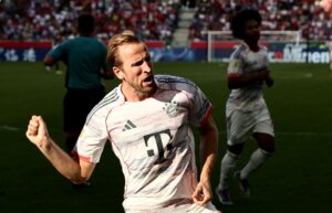 El delantero del Bayern Harry Kane celebra el 3-0 durante el partido de la Bundesliga que han jugado TSG 1899 Hoffenheim y FC Bayern Munich en Sinsheim, Alemania. EFE/EPA/RONALD WITTEK