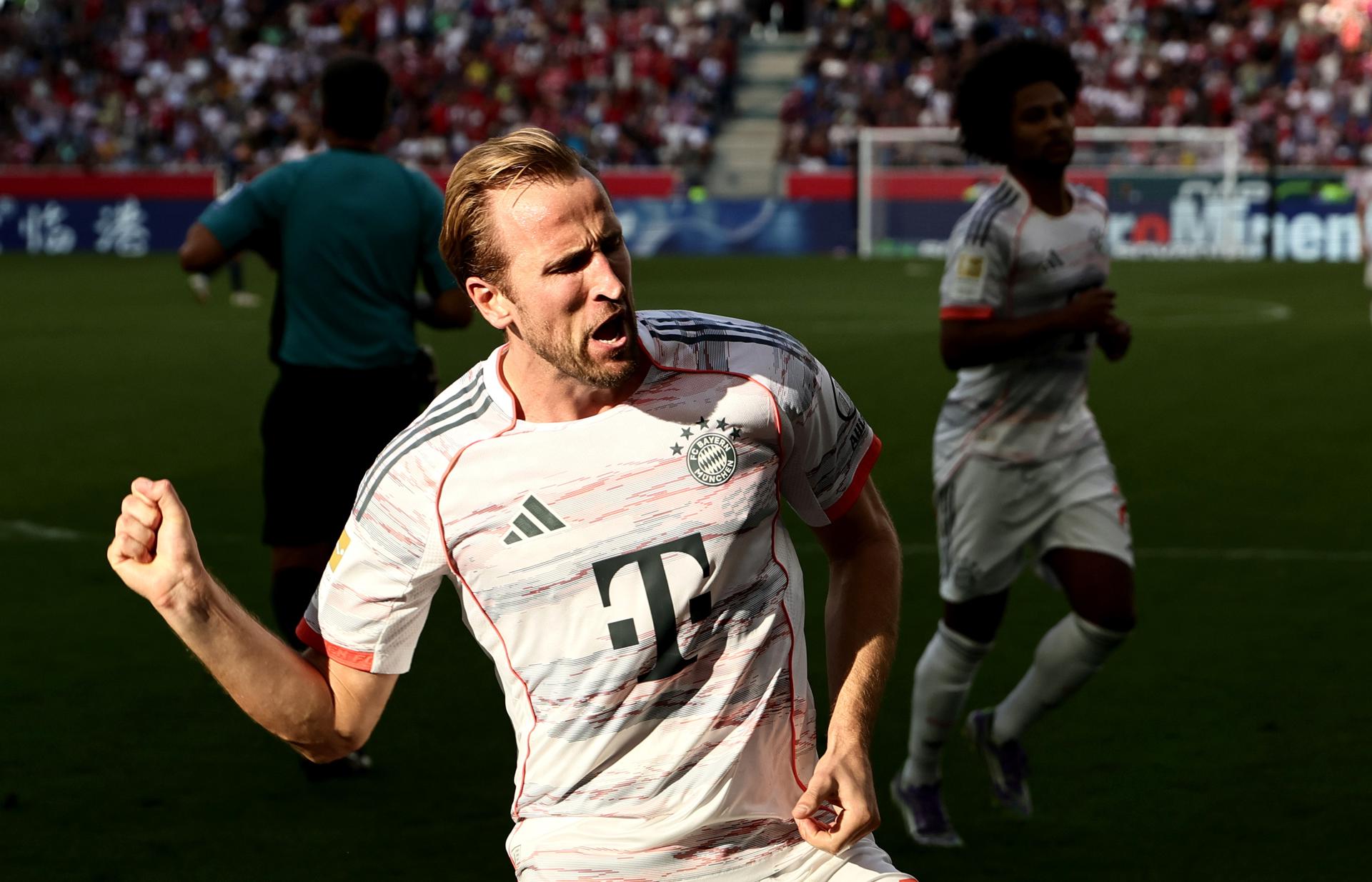 El delantero del Bayern Harry Kane celebra el 3-0 durante el partido de la Bundesliga que han jugado TSG 1899 Hoffenheim y FC Bayern Munich en Sinsheim, Alemania. EFE/EPA/RONALD WITTEK