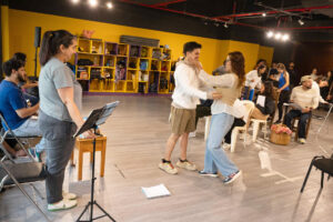 Fotografía del 27 de agosto de 2025 que muestra a actores ensayando la obra de teatro musical 'Mamma Mia!' en Caracas (Venezuela). EFE/ Ronald Peña R