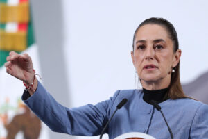 La presidenta de México, Claudia Sheinbaum, participa durante una rueda de prensa este lunes en Palacio Nacional de la Ciudad de México (México). EFE/Mario Guzmán