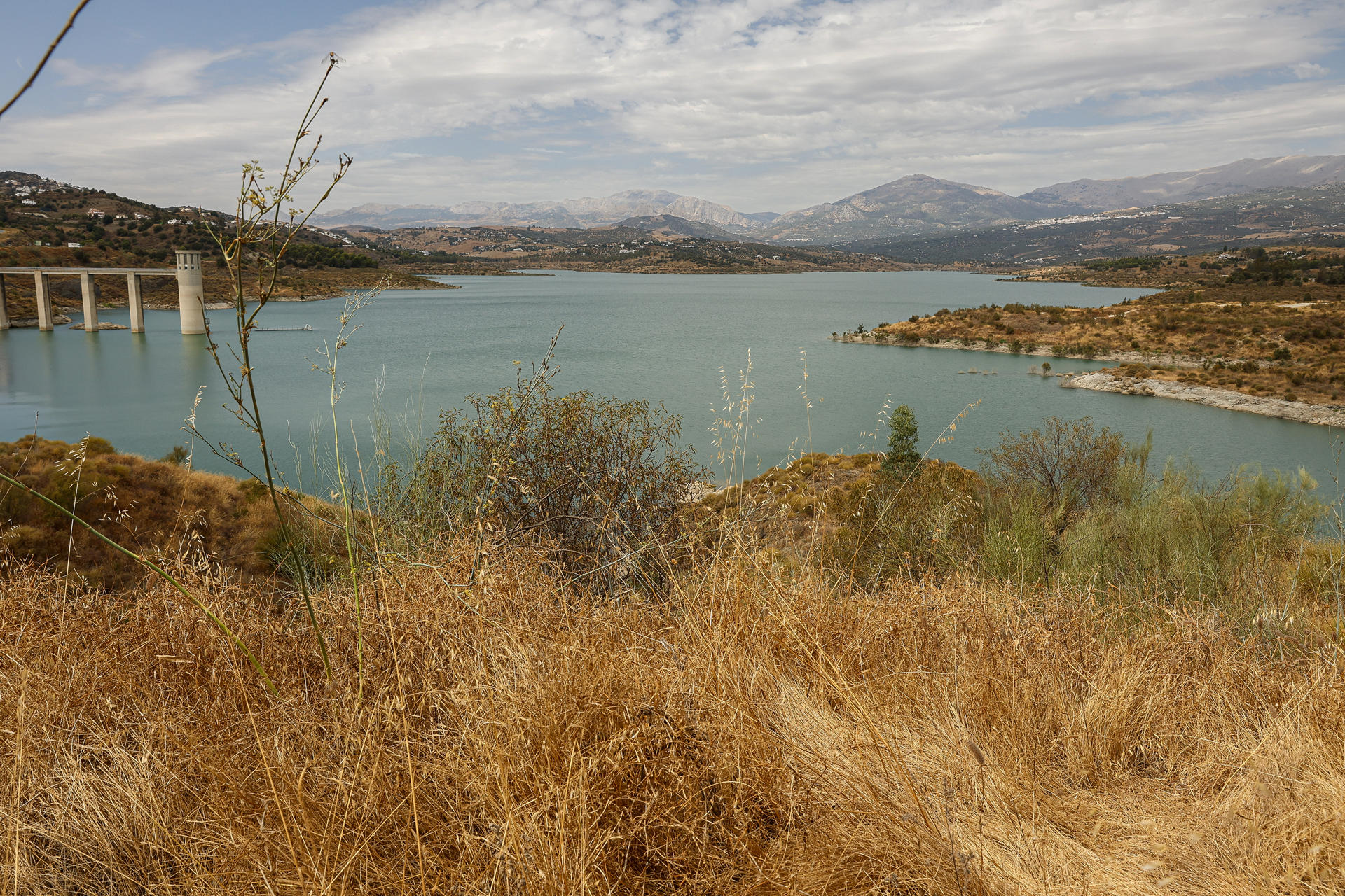 Imagen del embalse de la Viñuela en el municipio de Vélez-Málaga (Málaga). Andalucía perderá este verano casi una cuarta parte de sus reservas de agua en los embalses de la comunidad, que iniciaron la época estival al 57,5 por ciento de su capacidad tras las importantes lluvias de otoño y primavera, y ahora lo terminarán alrededor del 45 por ciento, con unos 1.600 hm3 menos. EFE/Jorge Zapata