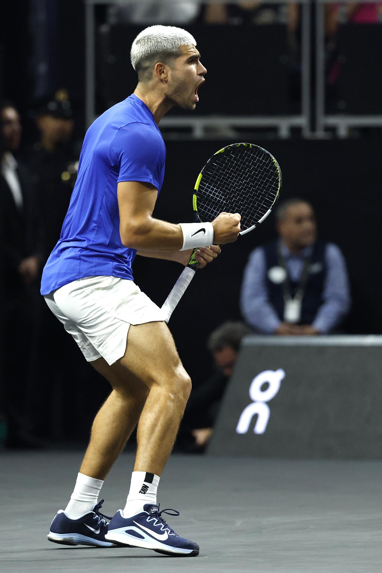 El español Carlos Alcaraz, del Equipo Europa, reacciona contra el estadounidense Taylor Fritz, del Equipo del Mundo, durante el Día 2 de la Copa Laver en San Francisco, California (Estados Unidos). EFE/JOHN G. MABANGLO