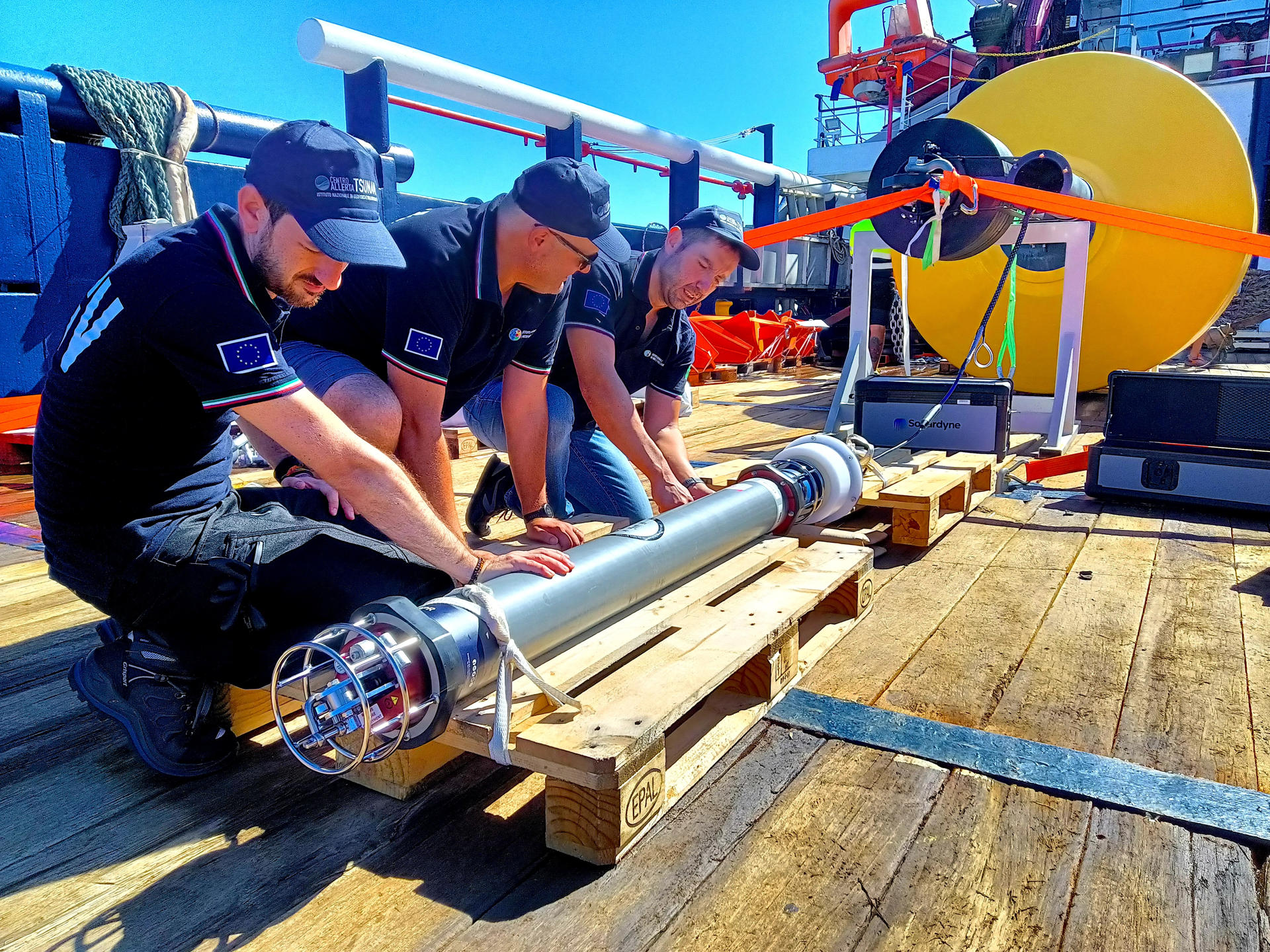 El Instituto Nacional de Geofísica y Vulcanología (INGV) concluyó con éxito la instalación en aguas profundas de un sistema de boyas fabricadas por la sociedad española Mediterráneo Señales Marítimas capaces de monitorizar los tsunamis en el mar Mediterráneo y mitigar su riesgo al poder avisar con tiempo, informó el organismo en una nota. EFE/Instituto Nacional de Geofísica y Vulcanología (INGV)  *****SOLO USO EDITORIAL/SOLO DISPONIBLE PARA ILUSTRAR LA NOTICIA QUE ACOMPAÑA (CRÉDITO OBLIGATORIO) *****
