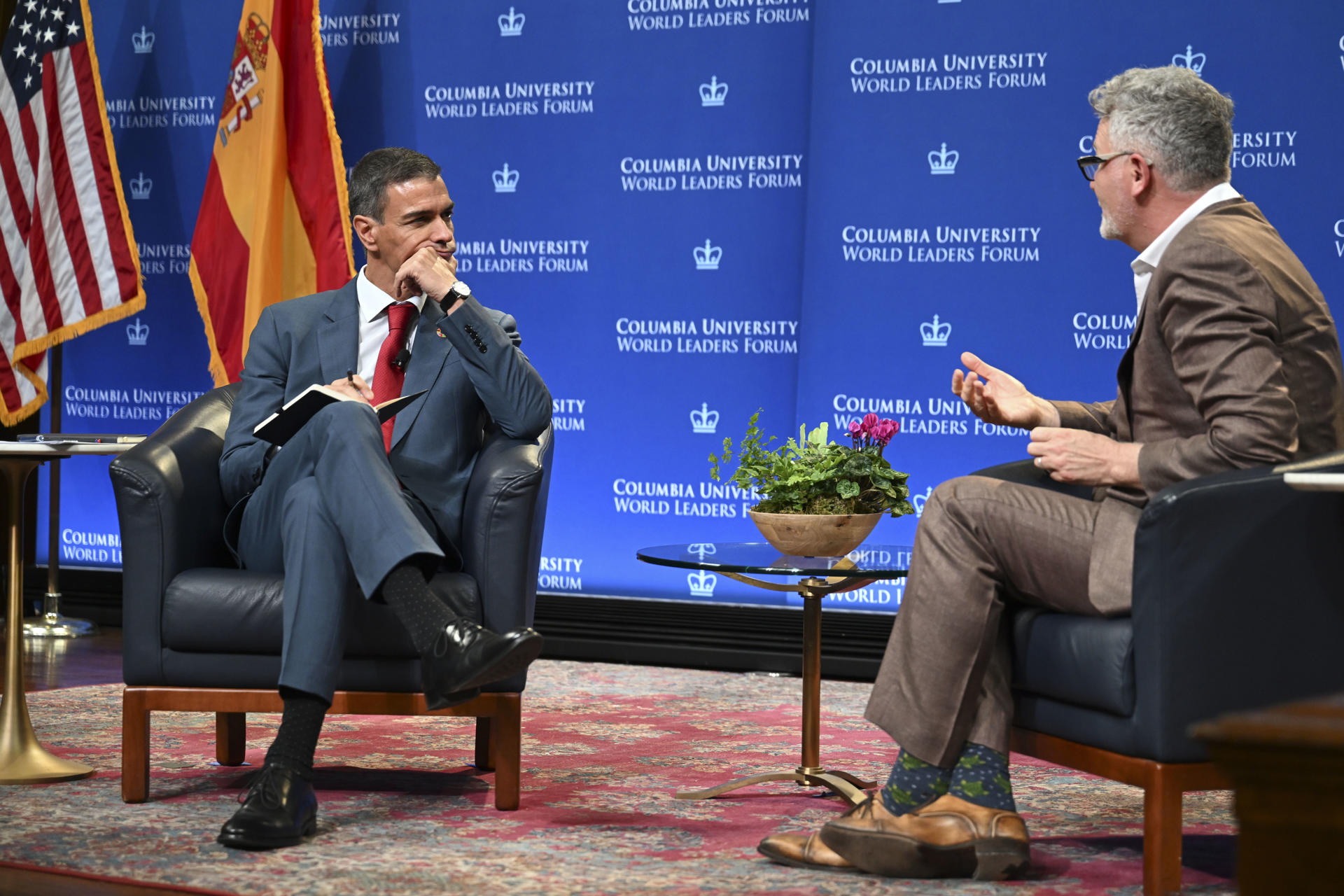 El presidente del Gobierno español Pedro Sánchez (i) en la Universidad de Columbia, en una de sus primeras actividades en Nueva York con motivo de la semana de alto nivel de la ONU, donde intervino este lunes ante varios cientos de estudiantes de la Universidad para exponer su visión sobre la respuesta progresista que cree que ha de dar el mundo a los desafíos globales. EFE/Pool Moncloa/Borja Puig de la Bellacasa