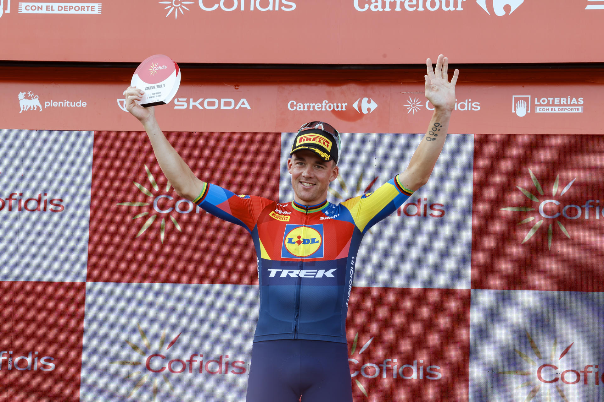 El ciclista danés Mads Pedersen, de Lidl-Trek, celebra su victoria en el podio tras la decimoquinta etapa de la Vuelta ciclista a España disputada este domingo entre Vegadeo (Asturias) y Monforte de Lemos (Lugo) sobre un recorrido de 167,8 kilómetros. EFE/ Javier Lizón