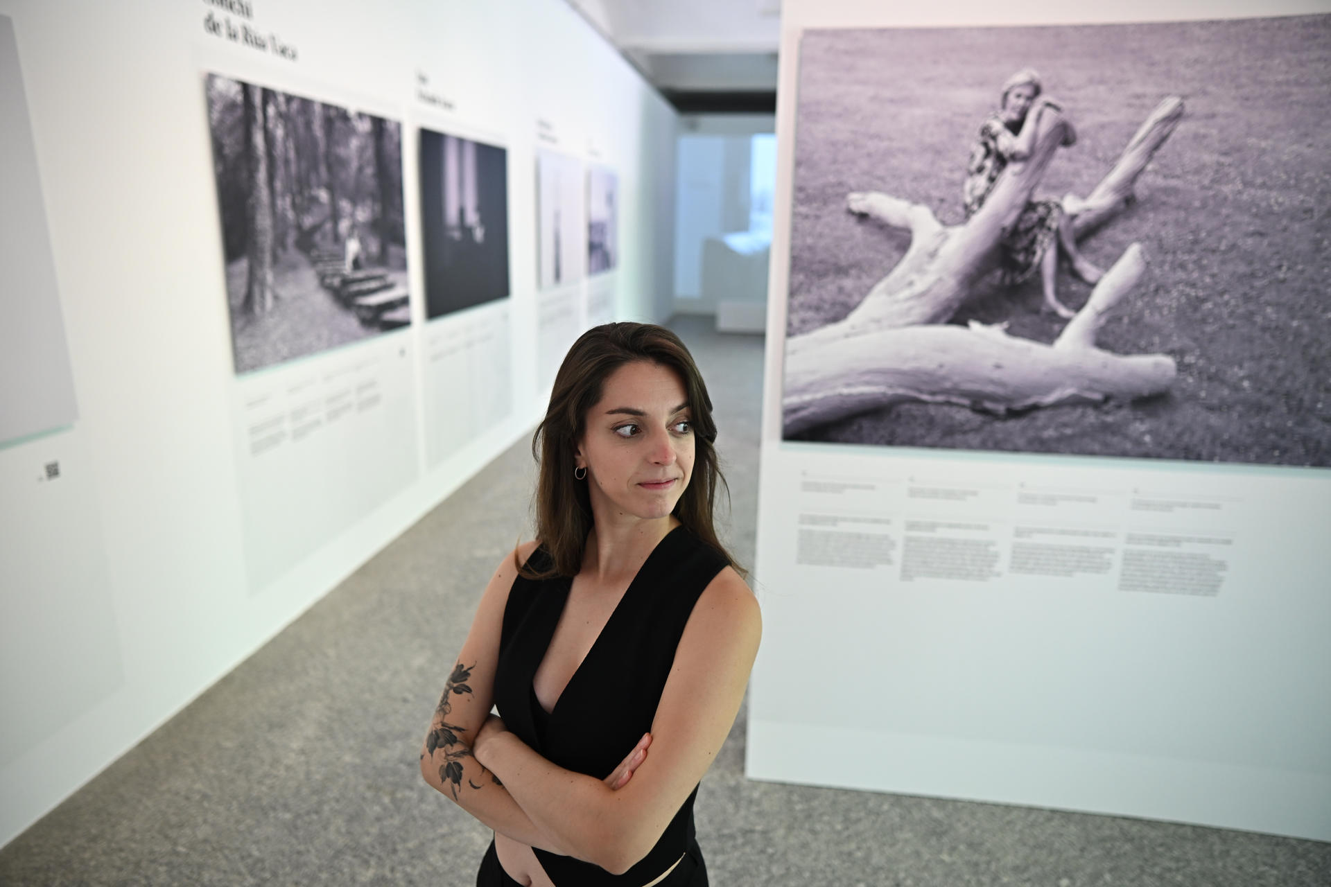 La fotógrafa Marina Palacio posa durante la presentación de la exposición '26 mujeres en las ciencias, artes y letras' del Real Jardín Botánico (RJB) del Consejo Superior de Investigaciones Científicas (CSIC) y Jakiunde, la Academia vasca de las Ciencias, de las Artes y de las Letras, este jueves en el Pabellón Villanueva en Madrid. EFE/ Fernando Villar