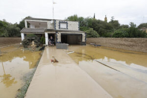 Viviendas inundadas en una urbanización en Santa Fe en Zaragoza, este lunes. EFE/ Javier Cebollada