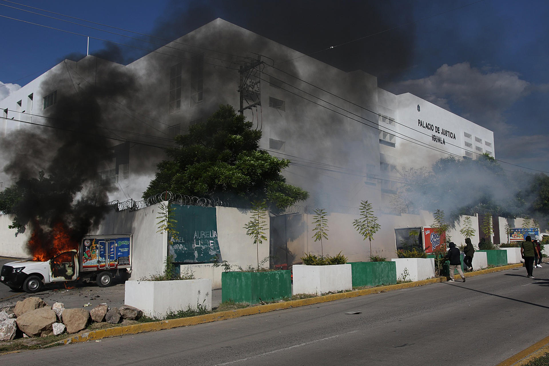 Personas protestan frente a las instalaciones del Palacio de Justicia de Iguala este sábado, en Guerrero (México). EFE/José Luis de la Cruz
