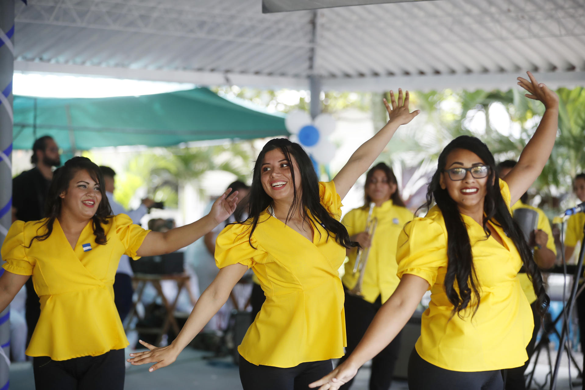 Mujeres privadas de la libertad participan en un acto conmemorativo del 204 aniversario de independencia de El Salvador este martes, en el centro penal de Apanteos en Santa Ana (El Salvador). EFE/Rodrigo Sura