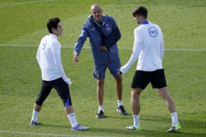 Luis Enrique conversa con Lee Kang-In y Fabian Ruiz en el entrenamiento de este martes. EFE/EPA/YOAN VALAT