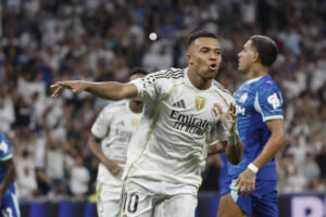 El delantero francés del Real Madrid Kylian Mbappe celebra su segundo gol durante el partido de la primera jornada de la Liga de Campeones que Real Madrid y Olympique de Marsella disputaron en el estadio Santiago Bernabéu. EFE/Sergio Pérez