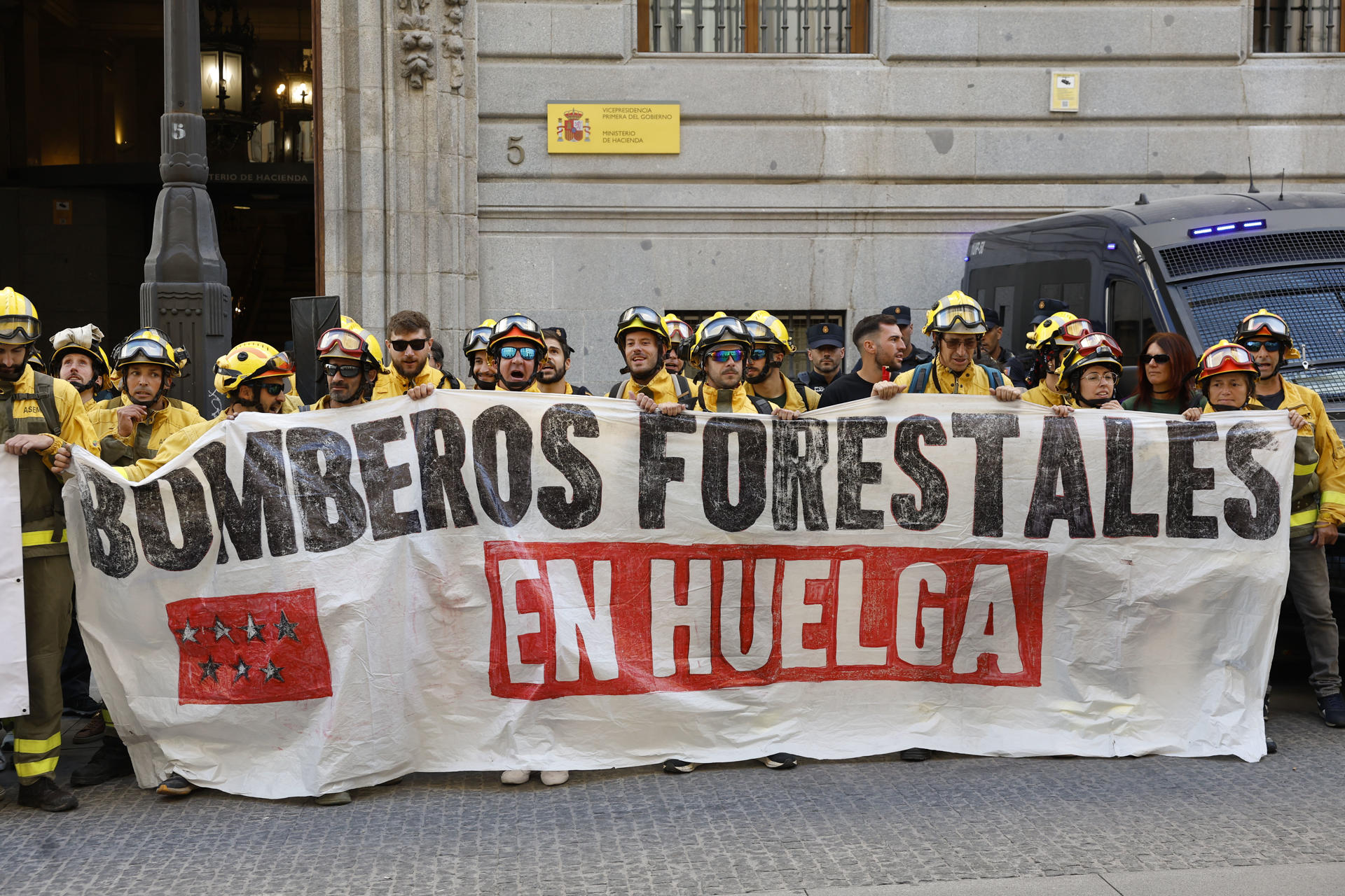 -Los bomberos forestales de la Comunidad de Madrid, en huelga indefinida desde el 25 de agosto, se concentran frente al Ministerio de Hacienda para denunciar la precariedad laboral que arrastran desde hace trece años y exigir la negociación de un convenio de empresa con Tragsa, la compañía estatal concesionaria de la extinción de incendios forestales en la región, en el que también quieren que se implique el Ejecutivo de Díaz Ayuso.-EFE/ Chema Moya