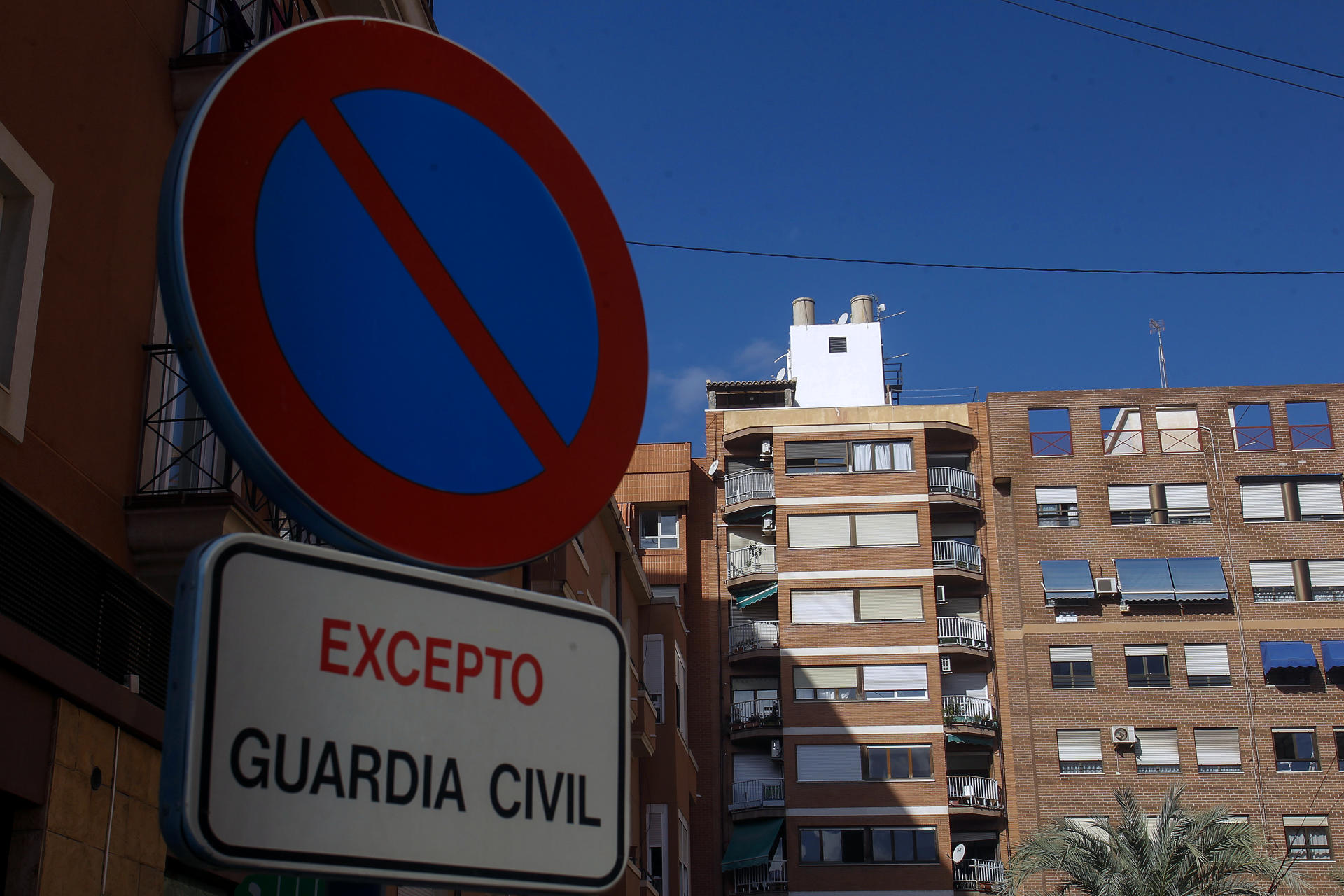 Vista general del edificio de la calle San Vicente de Alicante, frente a la Comandancia de la Guardia Civil, donde un hombre ha sido detenido tras confesar que había matado a su inquilina y que había ocultado el cadáver durante casi un mes. EFE/Morell