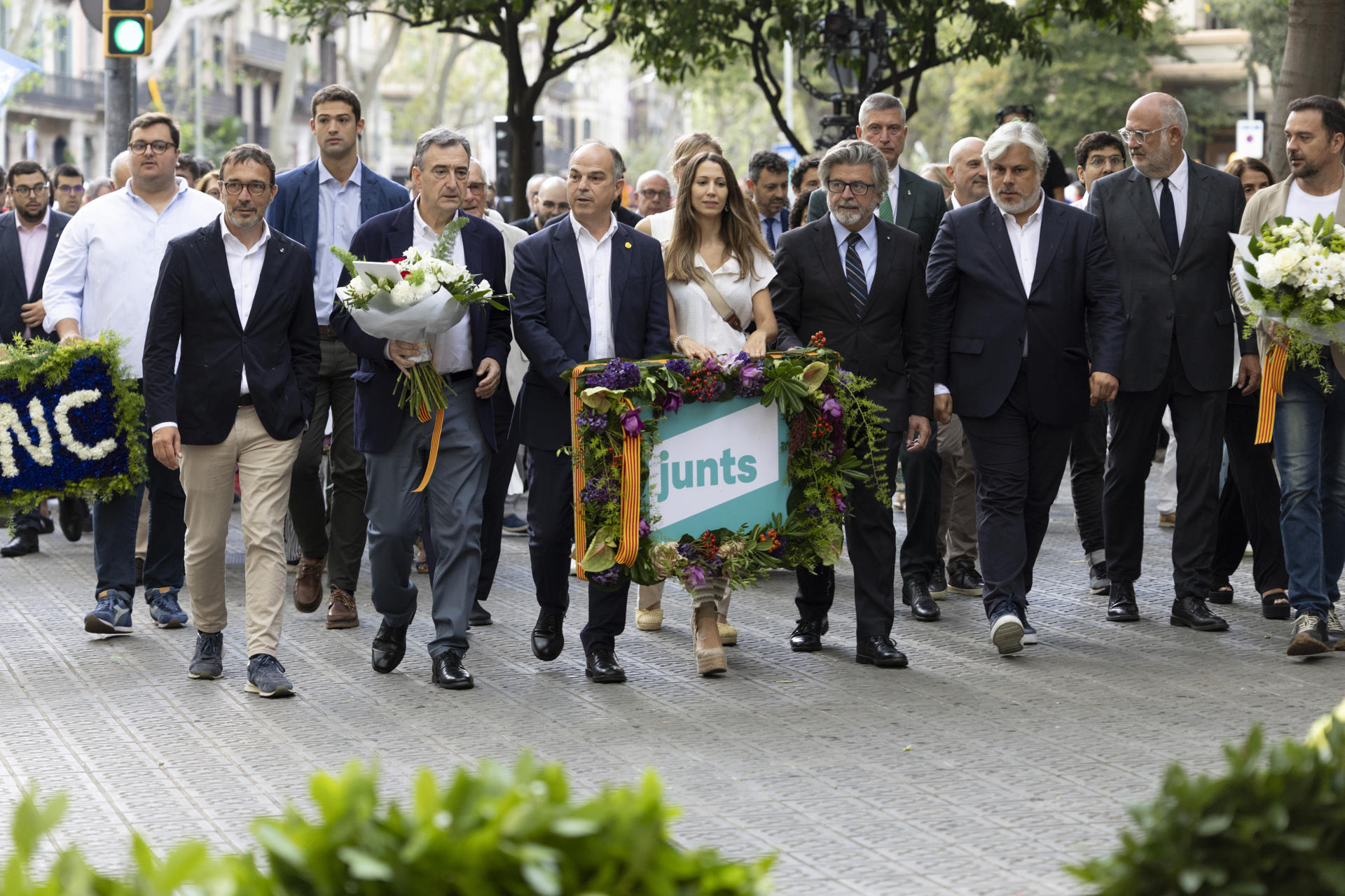 El secretario general de JxCat, Jordi Turull (3i), encabeza la ofrenda floral de su partido al monumento a Rafael Casanova con motivo de la Diada este jueves en Barcelona. EFE/Marta Pérez