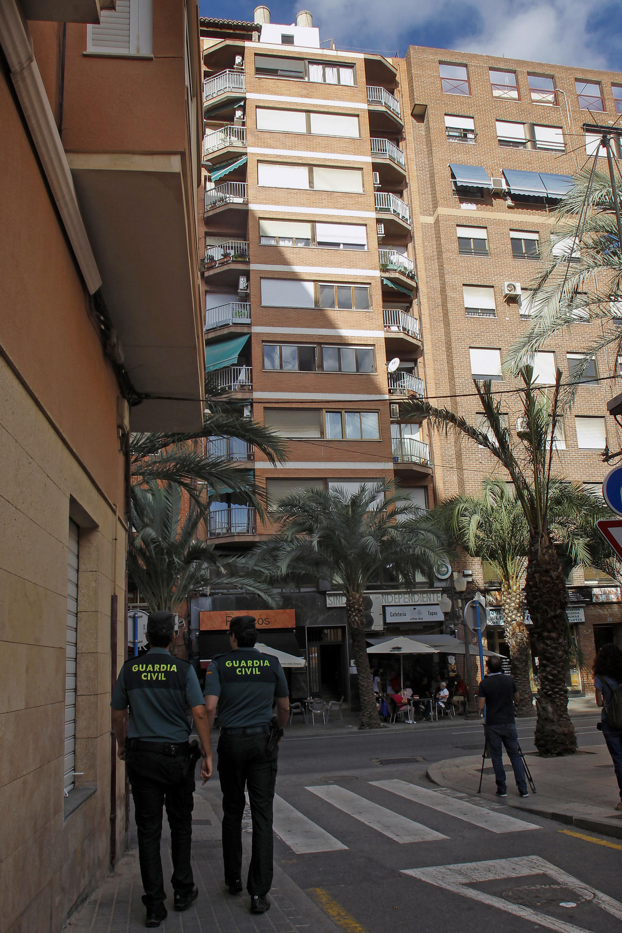 Vista general del edificio de la calle San Vicente de Alicante, frente a la Comandancia de la Guardia Civil, donde un hombre ha sido detenido tras confesar que había matado a su inquilina y que había ocultado el cadáver durante casi un mes. EFE/Morell
