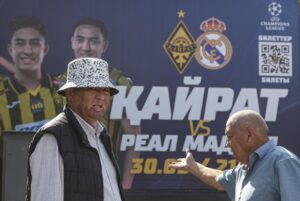 Calles de Almaty en vísperas del partido de Champions que este martes disputan Kairat Almaty y Real Madrid, en Kazajistán. EFE/EPA/MAXIM SHIPENKOV