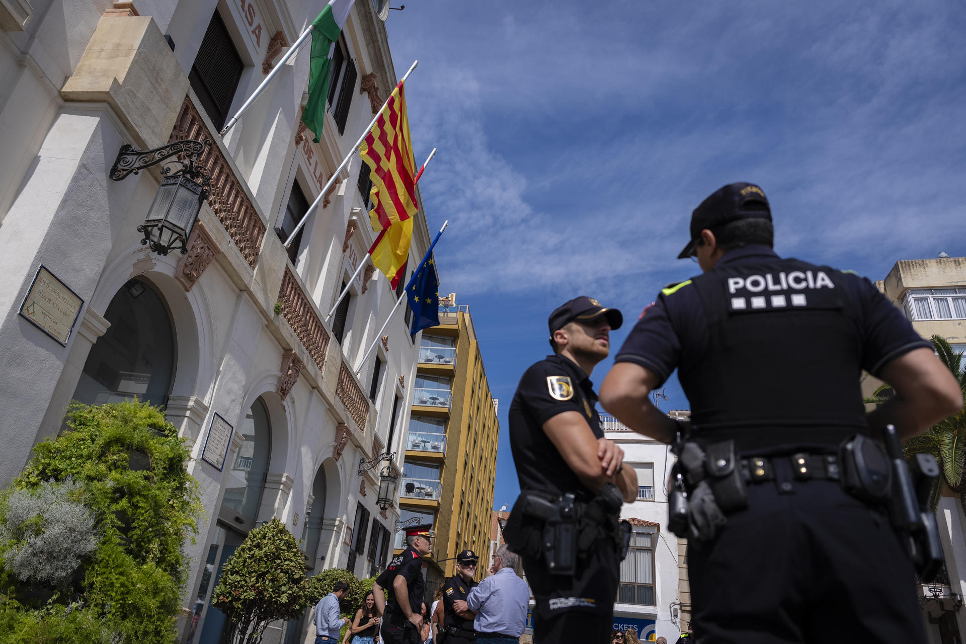 Medio centenar de personas se han concentrado este mediodía frente al edificio consistorial de Lloret de Mar para llevar a cabo un minuto de silencio y condenar así la muerte violenta de la mujer que fue asesinada ayer en un apartamento turístico de Lloret de Mar (Girona), y que el Ministerio de Igualdad investiga como violencia machista después de que el presunto homicida haya declarado a los Mossos que era una joven prostituida con la que había estado. EFE/David Borrat