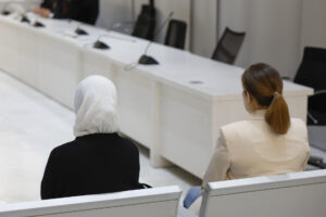 Las dos españolas casadas con yihadistas y repatriadas desde Siria en enero de 2023, Yolanda Martinez Cobos (d) y Luna Fernández Grande (i) este lunes durante el juicio en su contra en la Audiencia Nacional en Marid donde previsiblemente aceptarán una condena de tres años de cárcel a cambio de reconocer su integración en organización terrorista al desplazarse "voluntariamente" con sus maridos a la zona del Dáesh y acogerse a sus postulados. EFE/ Mariscal / POOL