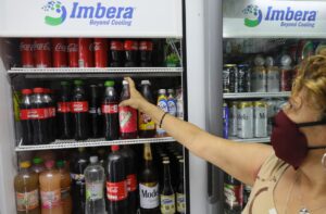 Una mujer compra bebidas azucaradas en una tienda de Ciudad de México (México). Fotografía de archivo. EFE/Alex Cruz