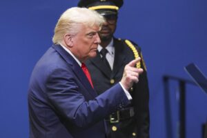 El presidente de Estados Unidos, Donald Trump (c), al final de su intervención en la 80ª sesión de la Asamblea General de las Naciones Unidas, este martes, 23 de septiembre, en la sede de la ONU, en Nueva York (NY, EE.UU). EFE/Sarah Yenesel