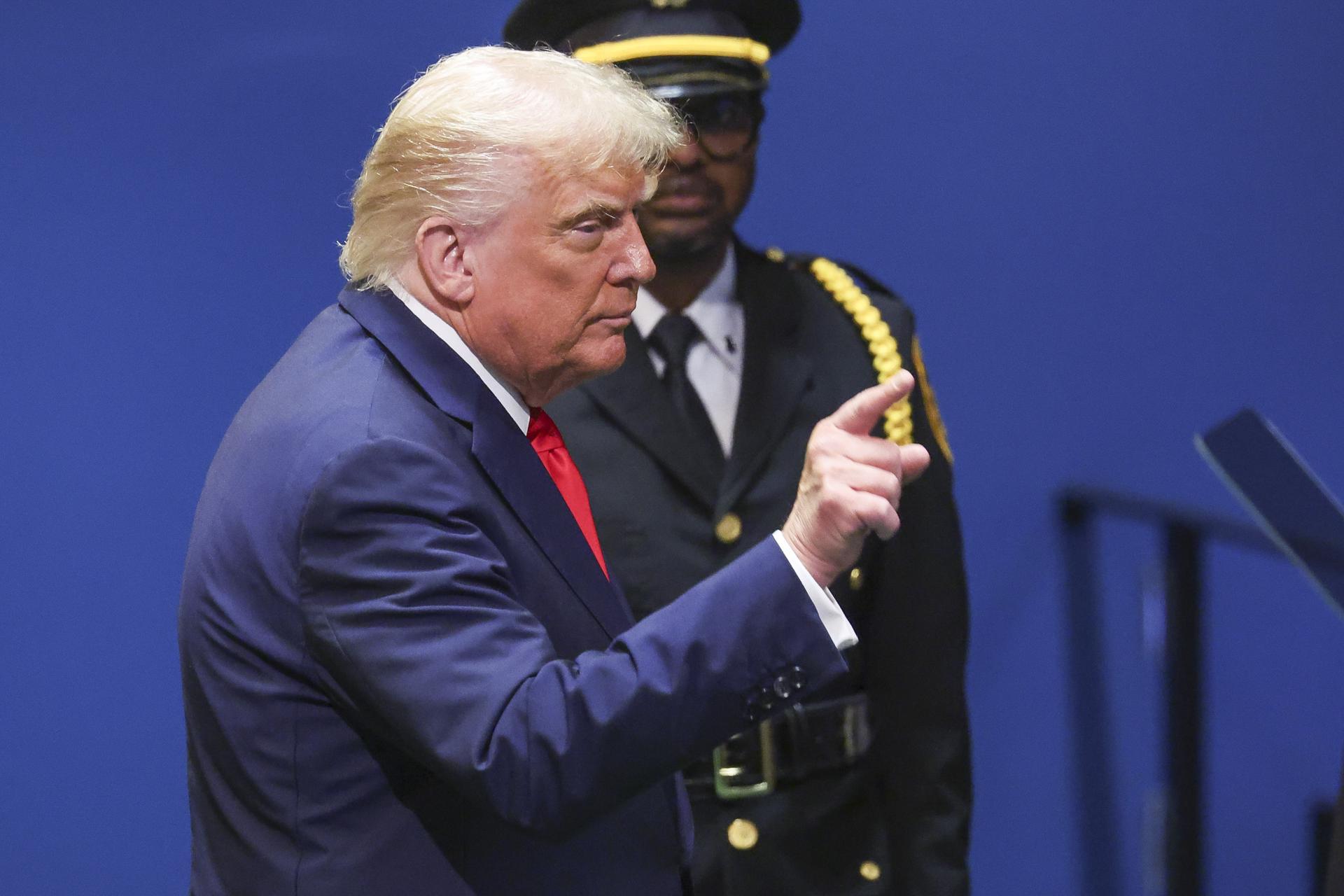 El presidente de Estados Unidos, Donald Trump (c), al final de su intervención en la 80ª sesión de la Asamblea General de las Naciones Unidas, este martes, 23 de septiembre, en la sede de la ONU, en Nueva York (NY, EE.UU). EFE/Sarah Yenesel