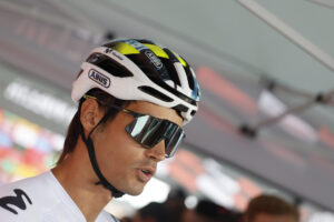 El ciclista español Javier Romo (Movistar), que sufrió una caída el pasado domingo, cuando un manifestante propalestino tratara de cruzarse sin éxito al paso de los corredores, atiende a la prena antes de participar en la etapa 16 de la Vuelta Ciclista a España que se disputa este martes entre Poio y Mos-Castro de Herville (Pontevedra), de 167.9 km de recorrido. EFE/ Javier Lizón