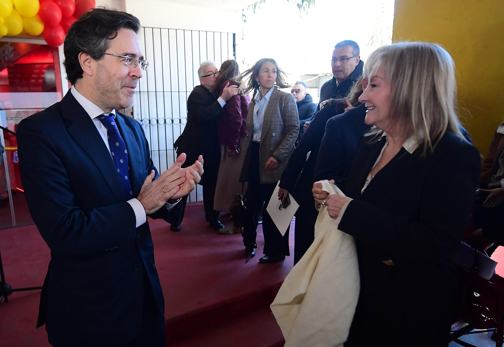 El embajador de España en Uruguay, Javier Salido Ortiz (i), habla con la vicepresidenta de Uruguay, Carolina Cosse, durante la inauguración de la feria ganadera y agroindustrial este viernes, en Montevideo (Uruguay). EFE/ STR