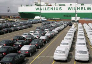 Imagen de archivo de decenas de vehículos de BMW esperando a ser embarcados en la terminal del grupo logístico BLG reservada para vehículos, en Bremerhaven (Alemania). EFE/Ingo Wagner