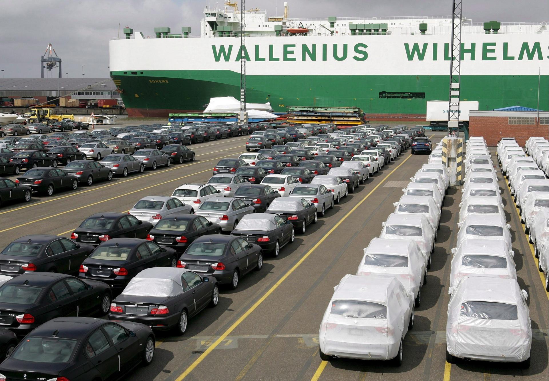 Imagen de archivo de decenas de vehículos de BMW esperando a ser embarcados en la terminal del grupo logístico BLG reservada para vehículos, en Bremerhaven (Alemania). EFE/Ingo Wagner