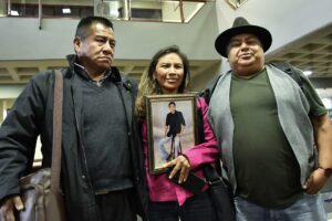 El exjesuita Pedro Lima (i), Erika Montaño (c) y el representantes de la comunidad de sobrevivientes de Bolivia, Wilder Flores, asisten a una audiencia este martes, en Cochabamba (Bolivia). EFE/ Jorge Abrego